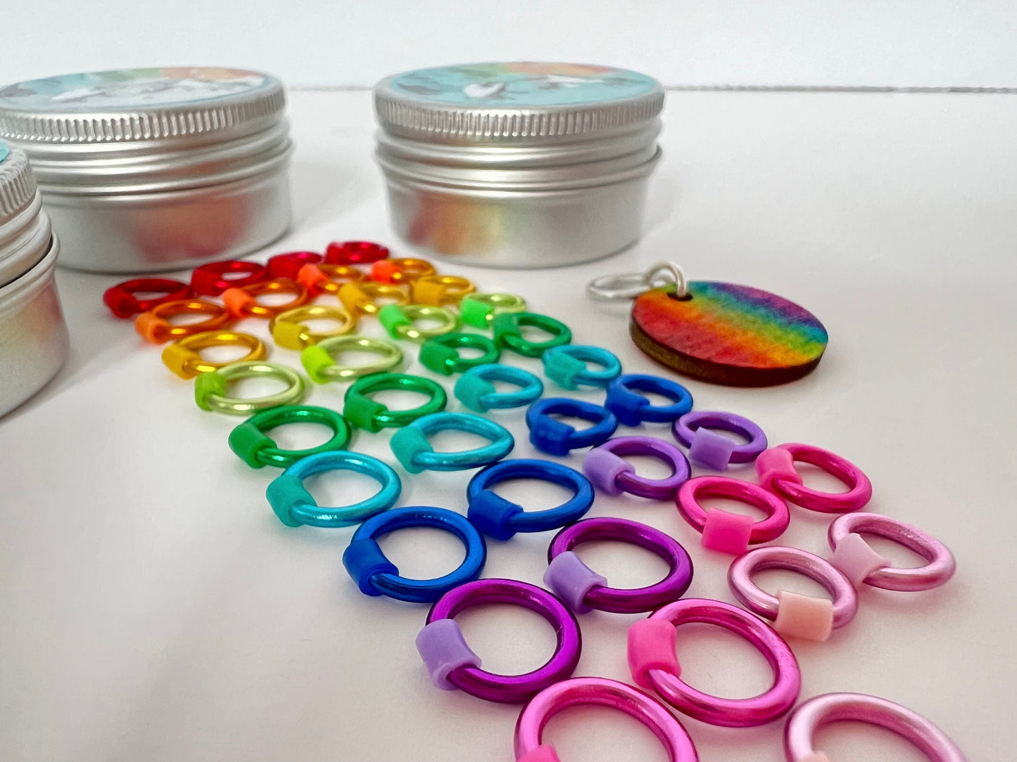 Knitting Set 40 Markers and tin - Rainbow Yarn